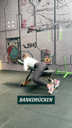 Und, was sagt ihr? Wie hat Ann-Katrin sich geschlagen? 🤔 #xtrafit #teamxtrafit #gymmemes #erstesmalimgym #schulterdrücken @the_ofit