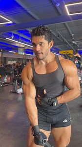 Hay momentos en donde muevo muy pesado y me ha ayudado a construir masa muscular, pero cuando mi energía está limitada por el aporte energético de la dieta y no me es posible mantener la misma intensidad, procuro añadir elementos que generen tensión continua como una manera de compensar. Sin lugar a dudas, un excelente ejercicio para los deltoides laterales, elevaciones en polea baja. #shouldersday #fitnessmodel #classicphysique #bodybuilder #menshealth #mexico | David Mendoza