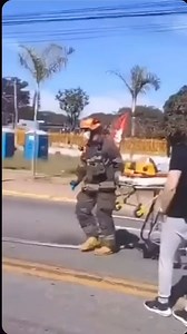 Now that I have your attention, let me tell you about “Botox in a bottle.” What makes this serum so effective? Potent hydroxytyrosol from the olive leaf tree and paracress, a South American plant. These incredible ingredients work together to achieve a lifting effect on the skin, reduce the appearance of enlarged pores, and balance and regenerate the skin to smooth it. Fine lines, wrinkles and high pigmentation can be reduced if applied regularly. Signs of premature aging are not only prevented 