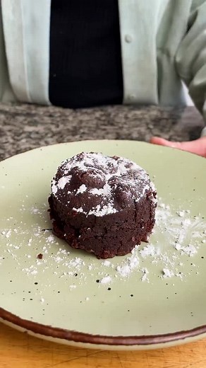 VOLCÁN DE CHOCOLATE 🍫 😍 En tan solo 1 minuto!!! INGREDIENTES 2 cdas se harina (de avena o almendras) 1 cda de cacao 1 cda de edulcorante 1 chorrito de leche de almendras 1 trozo de chocolate amargo Todos los ingredientes los encontras en @quieronatural.uy! 🤩🍃 #saludable #receta #chocolate #tiendasaludable | Quiero Natural