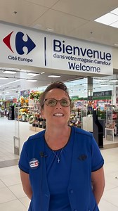 Cette année, Cité Europe fête ses 30 ans ! 🎂 Nous tenons à célébrer les collaborateurs, qui font battre le coeur du centre tous les jours !🌈 Découvrez aujourd'hui le portrait d'Angélique, hôtesse de l'hypermarché Carrefour Cité Europe ! | Cité Europe