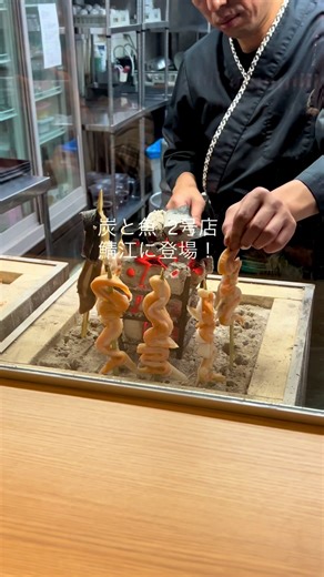 \\ 2/20 グランドオープン / 📍炭と魚 2号店が鯖江市にオープン㊗️🎉 一足お先に行ってきました✨ 沢山のメニューの中から今回頂いたのは‥ 🔸地魚刺身盛り合わせ 🔸レア炙りふくいサーモン 🔸特大赤海老塩焼き 🔸国産親鳥の塩焼き 🔸じゃがいもとサツマイモの Wポテトサラダ 🔸炭焼きおにぎり茶漬け 炭火で焼き上げる特大赤海老が 本当に絶品…！🦐 外は香ばしくて、中はふっくら。 鮮度抜群のお刺身🐟 炭火の味がたまらない親鳥塩焼き 豪快にザグザグ混ぜて食べる ポテトサラダは 楽しく美味しく食べられる1品でした😍 お店の雰囲気も落ち着いていて、 デートにも友達とのごはんにも◎ 魚好きさんは絶対チェックしてほしい お店です🐟🔥 オープンニングキャンペーン開催中 * 飲み放題1時間 390円（税込429円） * 2026年2月20日〜3月8日 まで お得な期間に是非！行ってみてくださいね🥹✨✨ PR @sumi.to.sakana ▫️▫️▫️▫️▫️▫️▫️▫️▫️▫️ 📍炭と魚 🏠福井県鯖江市小黒町1丁目5-16 ☎️0778-52-9010 ⏰17:00