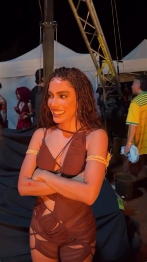 Anitta no clipe de meia noite