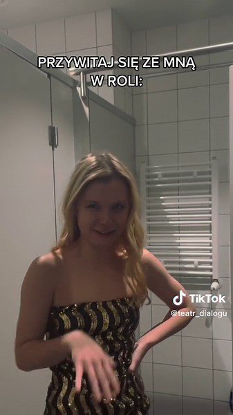 Aktorzy Teatru Dialogu witają się z Wami w rolach do spektaklu „Sklepy Cynamonowe. Musical” 🖤 „Sklepy cynamonowe. Musical” to historia drogi trójki bohaterów, którzy na naszych oczach gubią swoje ścieżki i próbują odnaleźć siebie w chaosie. W ich świecie, z pozoru tak podobnym do naszego, nic nie jest jednak takie, jakie się wydaje… Obsada: Adela – Paulina Szatkowska 14.01 / Aleksandra Sierpień 15.01 Jakub – Marcin Weron Józef – Krzysztof Gogoj Manekin – Zuzanna Tabisz Matka – Justyna Szafran (