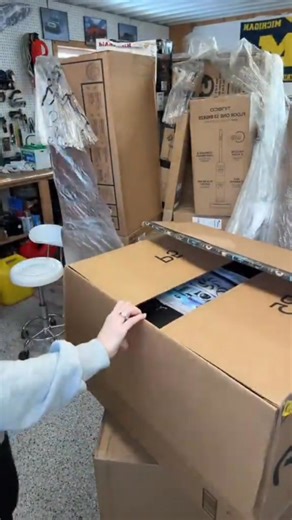 🎁It's the best time of the year to buy Amazon pallets worth $29. Pallets are only sold for two weeks each year 😀As the warehouse rental agreement expires at the end of the month, we are selling all pallets at a low price of $29 to avoid moving the goods... 📱⌚The vast majority of them are various types of high-end electronics! ⏰Pallets only sell 2 weeks out of the year, if you miss out, you'll have to wait another year. | Mysterytraybox2025