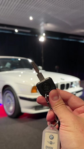 Experience the Thrilling E34 BMW M5 - Sights and Sounds