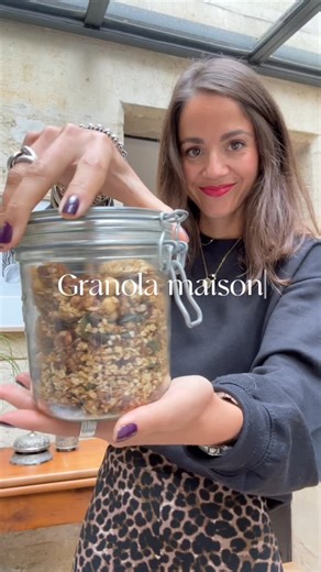 Guillaumine Thérond 👩🏻‍🍳 on Instagram: "Granola maison 🤎 C’est facile, moins cher et moins sucré ! Ingredients : -150g d’avoine - 3 cuillères à soupe de miel ou sirop d’agave - 3 cuillères à soupe d’huile de coco - 50g de noix de pécan - 40g de noisettes - 30g de graines de courge - cannelle en poudre 1. Mélanger tous les ingrédients ensemble. 2. Sur une plaque recouverte de papier sulfurisé, verser la perpétration et tasser. 3. Cuire environ 20min à 160. 4. Laisser complètement refroidir a