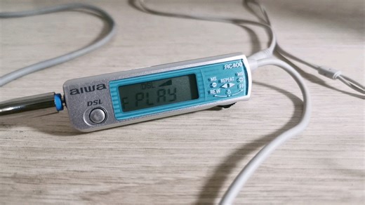 爱华磁带随身听PX707，比较独特的面板设计，带DSL2段低音加强，听起来低音品质超过同期索尼松下机型。