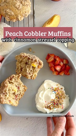 Peach Cobbler Muffins, with a Cinnamon Streusel Topping. #kidsfood #summerfood #peachrecipe #muffins