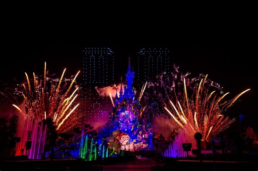 Disney ❤ Notre-Dame de Paris! Clopin, from the Walt Disney Animation Studios classic The Hunchback of Notre Dame, has prepared a stunning surprise to celebrate the reopening of this iconic monument. Starting tonight, if you head towards Sleeping Beauty Castle just before Disney Illuminations, you’ll see a festival of fireworks, fountains, projections, drones, and ‘topsy-turvy’ tunes from the animated film. Be sure to catch it until December 14th in Disneyland® Park. In unforeseen circumstances,