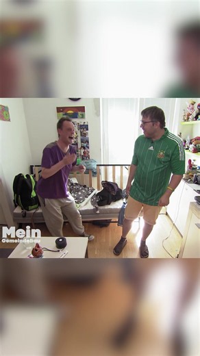 Michi lacht...noch! Aber Hansi hat schon Pläne für die beiden! 😉🏃 👉 Alle Folgen Mein Gemeindebau kostenlos und wann immer du willst auf @joyn.at streamen! Du willst mehr sehen? Link in der Bio! #meingemeindebau #joyn