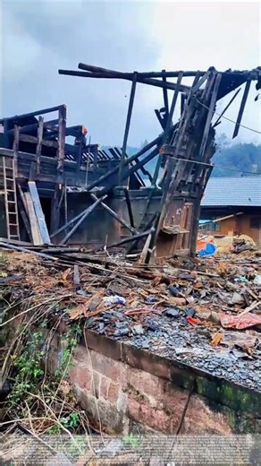 Wooden cabin demolition method without using machinery