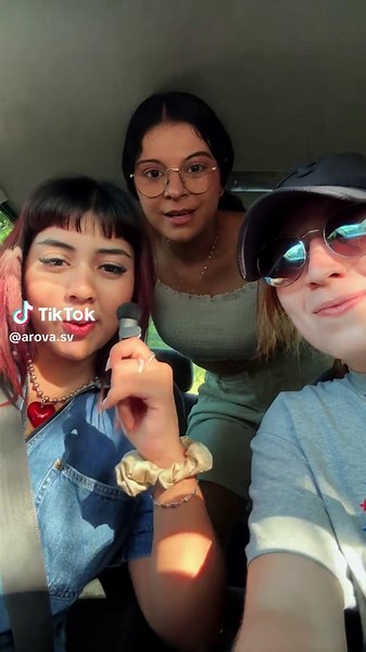 Domingo de mangos 🥭 Por cierto, sí teníamos permiso de entrar al terreno. #ElSalvador #Mangoverde #mangolovers #fypp