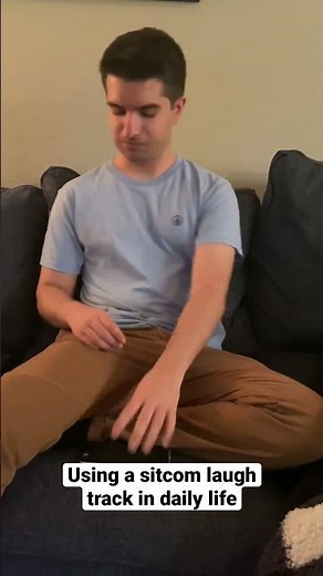 Using a sitcom laugh track in daily life #comedy #comedyvideo #funny #movie #tv #seinfeld #sitcom