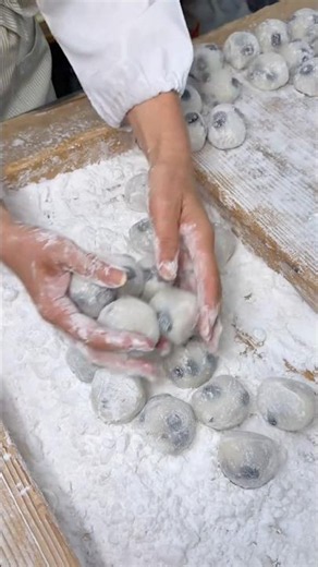 We’re at Daruma-do making the fluffiest Mame Daifuku in the world! 🇯🇵🌎 Would you try it? 🤷🏽‍♂️
