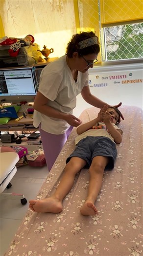 Dra Lelis on Instagram: "👉👉Reflejo Tónico Cervical Asimétrico (RTCA) Debe integrarse entre los 4 y 6 meses de vida. Síntomas de no integración: • Dificultad para cruzar la línea media: Problemas para pasar un objeto de una mano a otra o leer sin mover la cabeza. • Problemas de lateralidad: Confusión entre derecha e izquierda o falta de una mano dominante clara después de los 8 años. • Escritura pobre: El niño tiende a girar el papel o el cuerpo al escribir porque, al mirar su mano, el brazo ti