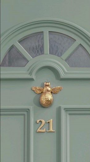 Make your front door look ✨FAB✨ #DIYtips #Howto #BandQ #Valspar