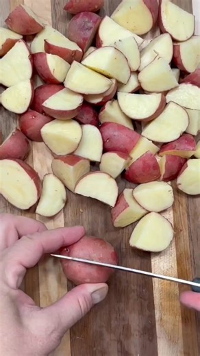 🥔 Air Fryer Red Potatoes With Just 3-Ingredients 👉👉 Comment RECIPE and I'll DM it! https://www.backtomysouthernroots.com/small-red-potatoes-in-the-air-fryer/ | Back To My Southern Roots