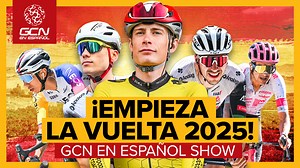 En el GCN en Español Show de esta semana, nos adentramos en un análisis completo y detallado del recorrido de La Vuelta a España 2024. Con motivo de su 90 aniversario, la última gran vuelta del año presenta un trazado espectacular con salida en Italia, 10 finales en alto y el regreso de cimas míticas como el Angliru y la Bola del Mundo. Desglosamos cada una de las 21 etapas para que no te pierdas ningún detalle. Además, en nuestras noticias "breves no tan breves", comentamos el anuncio de retira