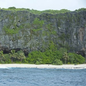 L’île de Rurutu compte de nombreuses légendes, et s’il y en avait une à mémoriser, ce serait la surprenante beauté de son paysage naturel ! 👌🏻 > bit.ly/Rurutu_LIleAuxBaleines | Tahiti Tourisme