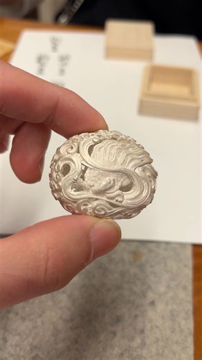 Au hasard de nos aventures à Tokyo, nous avons rencontré une netsuke-shi, Izumi-san. Elle fait partie des derniers à fabriquer des netsuke au Japon, ces ornements qui accompagnent les kimonos. Nous avons craqué pour ce fabuleux netsuke en argent d’inogame, la tortue divine. Les détails sont incroyables. Izumi inscrit pour nous le nom de l’artiste sur la boite au sumi. L’objet fera partie des trésors à découvrir dans notre futur coin musée. Car les antiquités c’est important, mais continuer de so