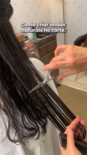 Monica Rodrigues on Instagram: "Como criar ondas naturais no corte! #cortesfemininos #cortesdecabelosfemininos #visagista #cortesdecabelo"