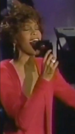 Whitney Houston singing “Do You Hear What I Hear?” Live in 1990. ❤️🎄 #whitneyhouston #xmassongs