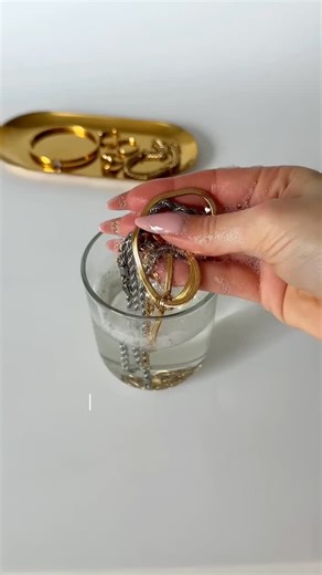 Mabell.ro on Instagram: "Vrei ca bijuteriile tale din oțel inoxidabil să rămână strălucitoare pentru mult timp? ✨ Sunt suficienți doar câțiva pași simpli și bijuteriile vor fi ca noi. Salvează aceste instrucțiuni, îți vor fi de folos. 😉"