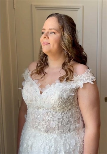 💍Een stralende bruid bij Landgoed Wolfslaar! Ik mocht deze prachtige bruid stylen met een zachte, natuurlijke make-up en een half updo die haar look helemaal afmaakt. 💕 Landgoed Wolfslaar is een van mijn favoriete locaties, maar ik kom ook graag op andere prachtige trouwlocaties door het hele land om bruiden te laten stralen op hun grote dag. Benieuwd of ik ook naar jouw locatie kom? Stuur me een berichtje en laten we jouw droomlook bespreken! 💌 Meer inspiratie en voorbeelden van mijn werk vi