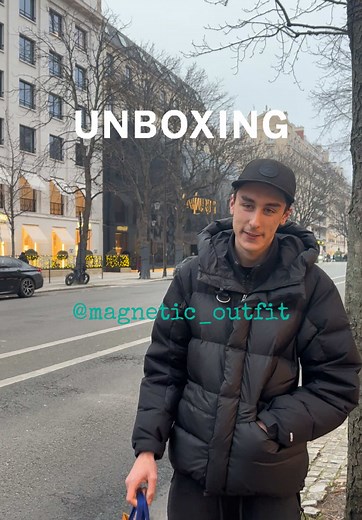 Style de rue à Paris : Look du jour en sportwear