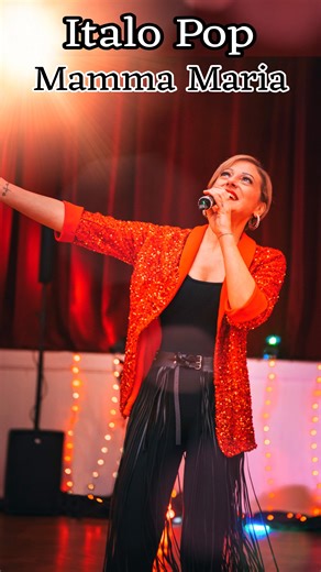 Magst du italienische Lieder? 🇮🇹🎶 Ich habe bei meiner letzten Freshdina Show „Mamma Maria“ von Ricchi e Poveri gesungen, ein echter Klassiker! ❤️ Für mich als Italienerin ist es ganz klar, dass in meinen Shows auch italienische Lieder dazugehören, Songs, die die ganze Welt kennt und einfach gute Laune machen! 💃🎤 Mir ist wichtig, dass das Publikum Spaß hat, mitsingen darf (und soll 😉) und bei meinen Shows oder Tanzabenden einfach mitmacht, ob mit Stimme oder mit Tanzschritten! 💫 Denn genau