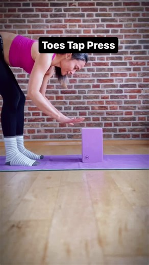 Yoga For Newbie on Instagram: "Toes Tap Press Up Drills credit: @wahderful"