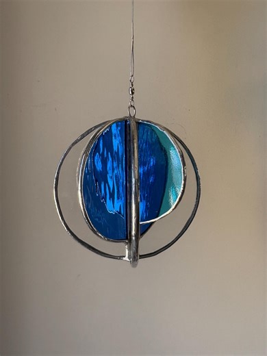 Stained glass blue and clear glass circle spinner