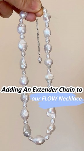 Extender chains need to be pretty too! For this baroque pearl necklace I use hand-polished surgical steel chain as the extender, with a little pearl charm. This chain is more shinny than normal steel, and it’s totally tarnish free! #pearlnecklaces #baroquepearls #beadingworks #extenderchain #necklacemaking #jewelrymakingprocess #pearllover #pearlchoker #uniquenecklace | Raffie Pearls