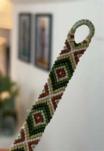 Let’s make Pope’s bracelet from Outer Banks 💚 #outerbanks #pope #braceletmaking #braceletbook #onthisday