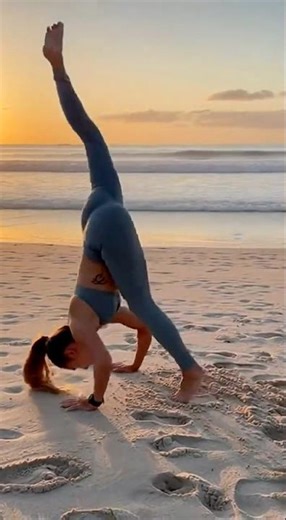 I Tried a Calisthenics Beach Handstand… and This Hilarious Fail Happened!