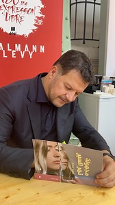 🥰 Au Festival des Livres à Paris, @guillaume_musso a signé la version Arabe de L’inconnue De La Seine 🥰 Un beau moment de rendez-vous entre l’auteur et son roman au stand @calmann.levy 🔥 والتقت مجهولة السين بكاتبها في مهرجان الكتب في باريس عاصمة الأضواء، ووقّع #غيوم_ميسو النسخة العربية 🥰 #paris #guillaumemusso #hachetteantoine #باريس #توقيع #مجهولة_نهر_السين #هاشيت_أنطوان #دار_نوفل | هاشيت أنطوان Hachette Antoine