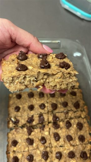 Banana granola bars 🍌 -2 Bananas -1 cup of almond butter -1 1/2 of oats -Egg -Vanilla extract -Cinnamon powder Topped with dark chocolate chips Baked at 350 for 45min #gronolabars #homemade #easyrecipies #bananabars #healthybars