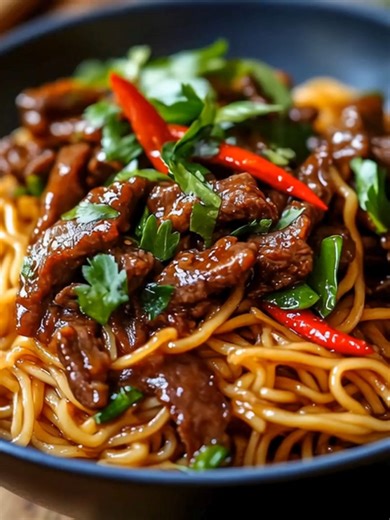 Sticky Beef Noodles Ingredients: 8 ounces of rice noodles 1 pound of flank steak, thinly sliced 2 tablespoons of vegetable oil 3 cloves of garlic, minced 1 tablespoon of fresh ginger, minced ...... Full Recipe in Coʍmеոτ 💬 | Food Lovers