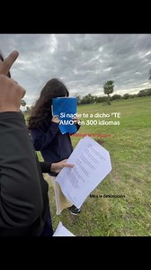 Español → Te amo Inglés → I love you Francés → Je t’aime Italiano → Ti amo Portugués → Eu te amo Alemán → Ich liebe dich Ruso → Я тебя люблю (Ya tebya lyublyu) Chino mandarín → 我爱你 (Wǒ ài nǐ) Japonés → 愛してる (Aishiteru) Coreano → 사랑해 (Saranghae) Árabe → أحبك (Uḥibbuka / Uḥibbuki) Hindi → मैं तुमसे प्यार करता हूँ (Main tumse pyar karta hoon) Bengalí → আমি তোমাকে ভালোবাসি (Āmi tōmākē bhālōbāsi) Turco → Seni seviyorum Griego → Σ’ αγαπώ (S’agapó) Hebreo → אני אוהב אותך (Ani ohev otach / Ani ohevet ot