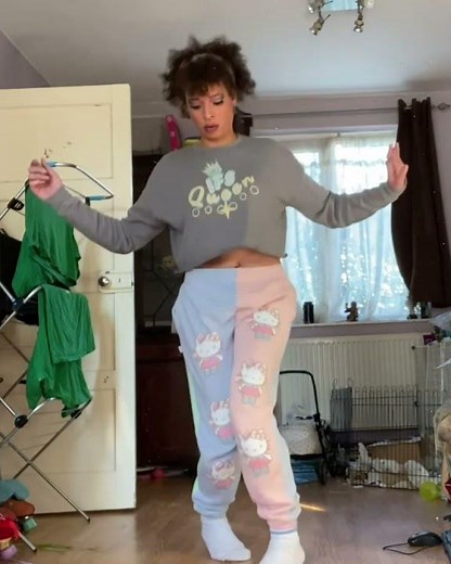 8 Roller Skate Outfits in 11secs (Inspired by @wisdm on IG)