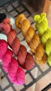 Je t’invite chez moi pour faire le tour de mes laines teintes à la main #tricot #laine