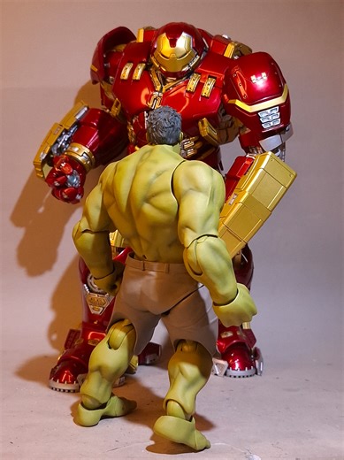 Hulkbuster (Mafex) y Hulk (Figma) #hulkbuster #marvelstudios #hulk #fyp #photoshoot