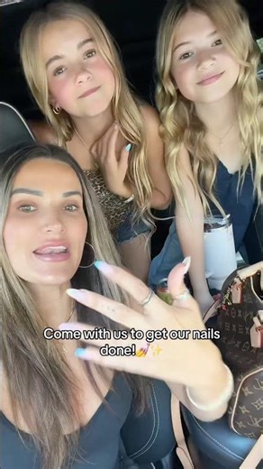 COME WITH US TO GET OUR NAILS DONE! 💅 😱 #nails #nailinspo #nailinspiration
