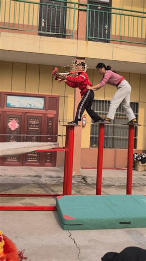 This group performs high-pole dragon dance, one of the most physically demanding forms of traditional Chinese performance. Dancers jump, pivot, and balance on narrow poles rising several meters above the ground, depending entirely on strength, timing, and trust. Without the costume, the choreography appears raw and technical, a display of pure athletic control. Once the dragon is added, those same precise movements merge into a single, flowing creature suspended in the air. Mastering high-pole d