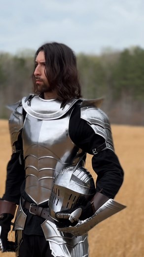 Kylosgotcake on Instagram: "Society 😩 thanks to @epicarmoury for the beautiful gauntlets! You can get 10% off all their medieval/fantasy gear with code Kylosgotcake"