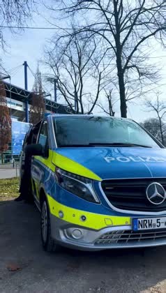 🚔 Starte deine Karriere im Streifendienst der Polizei NRW! 🚔 Du möchtest Verantwortung übernehmen und einen abwechslungsreichen Beruf ausüben? Dann ist das duale Studium bei der Polizei NRW genau das Richtige für dich! 👮‍♀️👮‍♂️ Was dich erwartet: Dauer: 3 Jahre, Beginn jährlich am 1. September Studium: An der Hochschule für Polizei und öffentliche Verwaltung NRW im Fachbereich Polizeivollzugsdienst Gehalt: ca. 1400 Euro Netto im Monat Abschluss: Bachelor of Arts Praxis: Intensive Trainings u