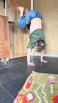 5-Minute Handstand Boost Between Work Sessions