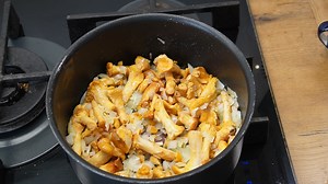 93K views · 621 reactions | Pyszny sos z cudownych grzybów. Prosty przepis ,a sos wychodzi aromatyczny i naprawdę pasuje do wszystkiego....Polecam Składniki: 200g świeżych kurek 1 cebula kilka suszonych leśnych grzybów, 1-2 łyżki mąki pszennej 300ml śmietanki 30% świeży tymianek, natka pietruszki, sól, pieprz 2 łyżki masła #sos #kurki #domięsa #prostyprzepis #gotowanie #naobiad #domakaronu #swojskiejedzonko | Swojskie jedzonko - Katarzyna Michoń | Facebook