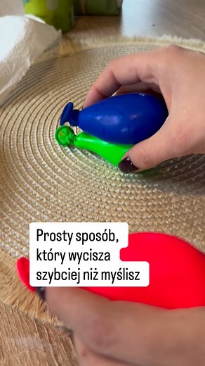 Po takim dniu, że wszystko dziecko „rusza” — hałas, kolejka w sklepie, przepychanki o klocki, zasady… ciało dalej jest w trybie „akcja”. Wracacie do domu i od razu to widać: trudno usiąść, trudno się skupić, trudno wejść w wieczór. I wtedy wyciągamy coś totalnie zwykłego. Balon, mąka ziemniaczana i miska z wodą. Robimy gniotki. A kiedy na chwilę zamoczymy je w wodzie z płynem, robią się lekko klejące. I w tym „lekko klejącym” jest po prostu coś, co pomaga dziecku złapać rytm i skupić ręce na czy